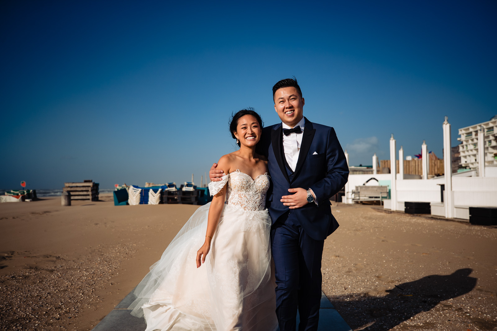 Chinees bruidspaar aan het strand tijdens fotoshoot door bruidsfotograaf den haag