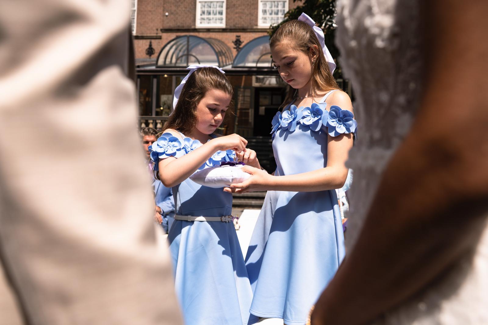 Trouwceremonie in kasteel bruidsmeisjes brengen ringen trouwfotograaf Paco van Leeuwen