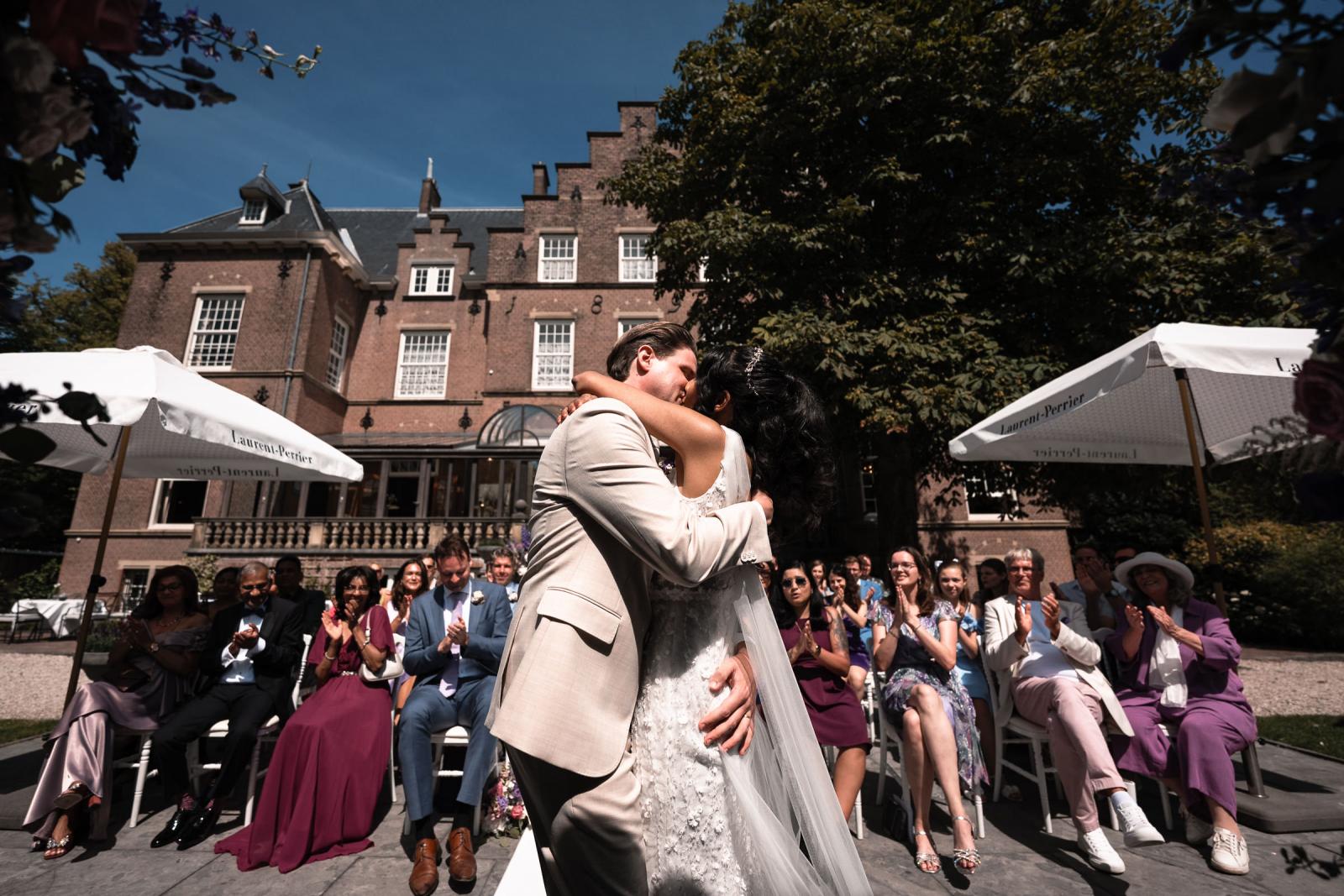Trouwceremonie in kasteel eerste kus trouwfotograaf Paco van Leeuwen