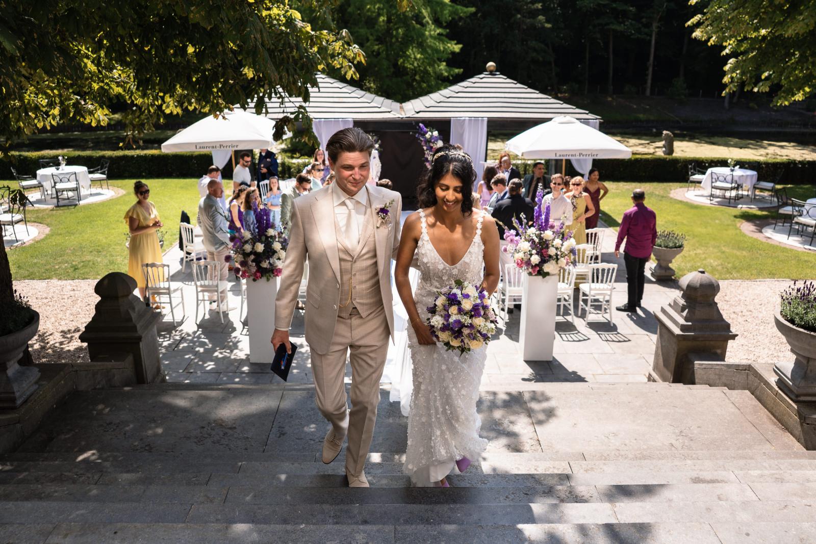 Trouwceremonie in kasteel exit bruidspaar trouwfotograaf Paco van Leeuwen