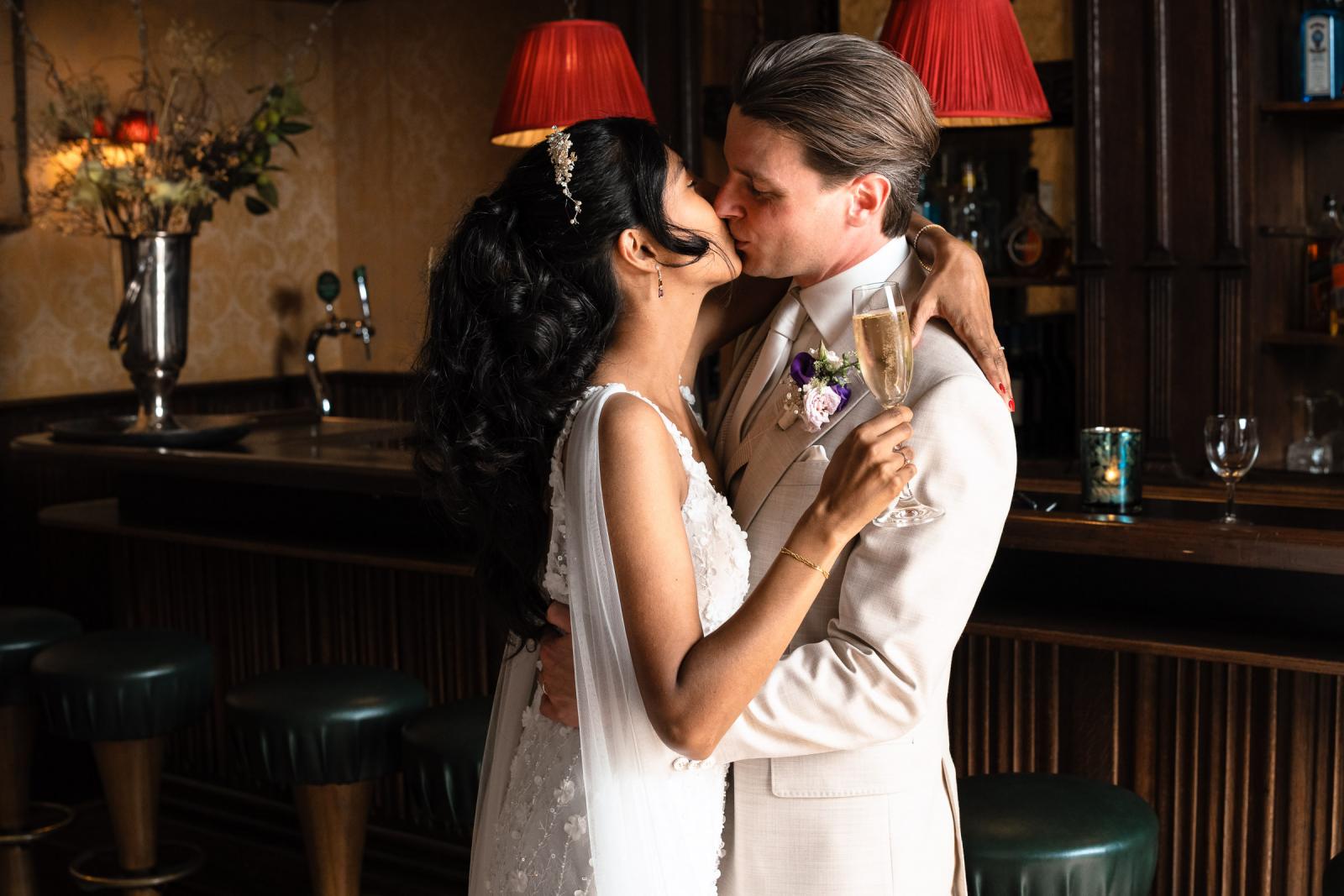 Proost moment bruidspaar in kasteel trouwfotograaf Paco van Leeuwen