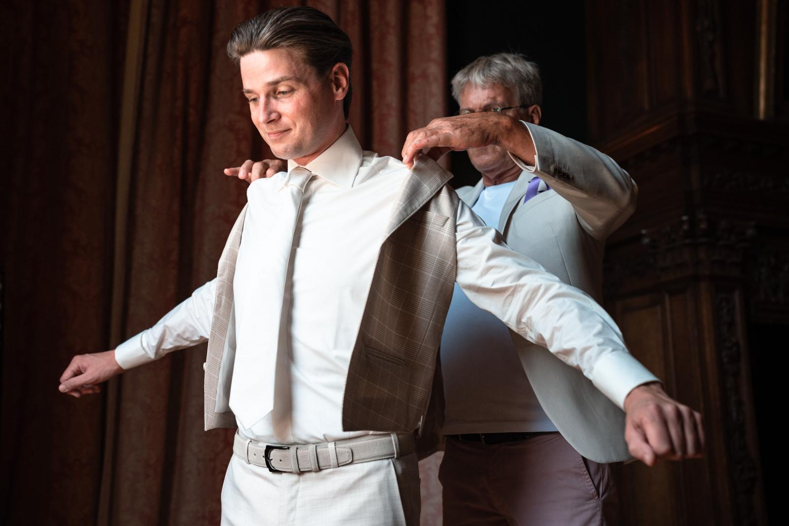 Voorbereidingen bruidegom in kasteel trouwfotograaf Paco van Leeuwen