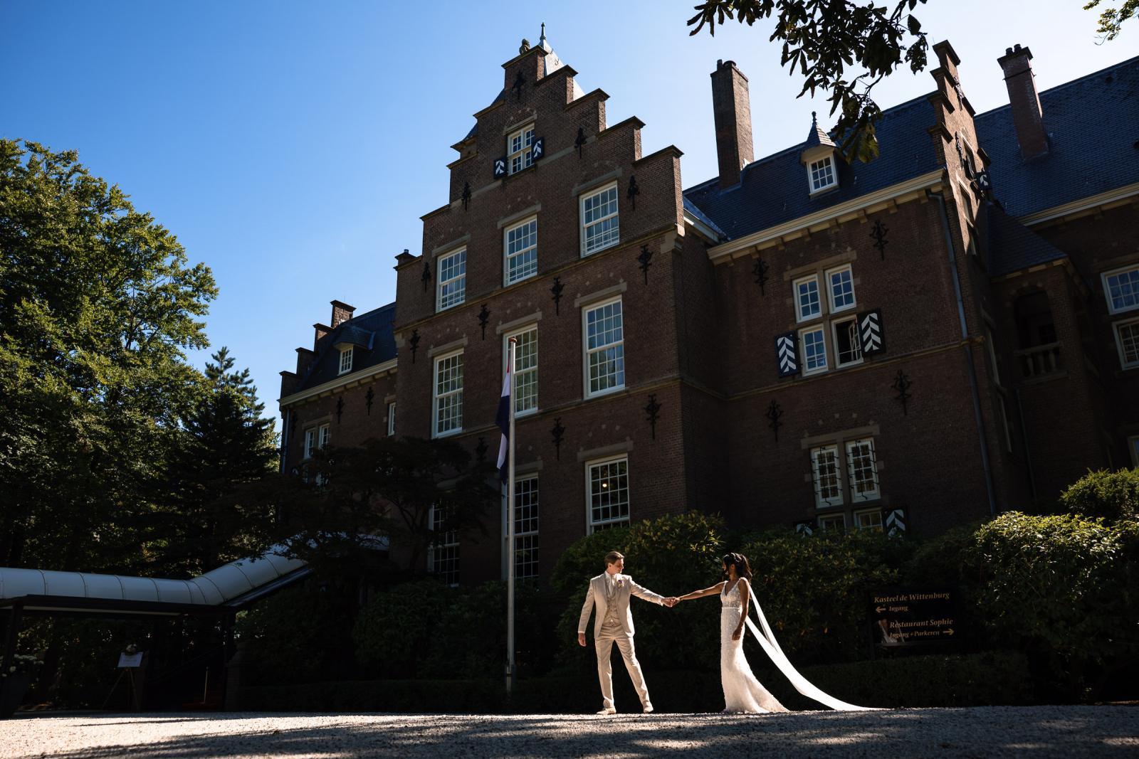 Foto moment bruidspaar bij kasteel trouwfotograaf Paco van Leeuwen