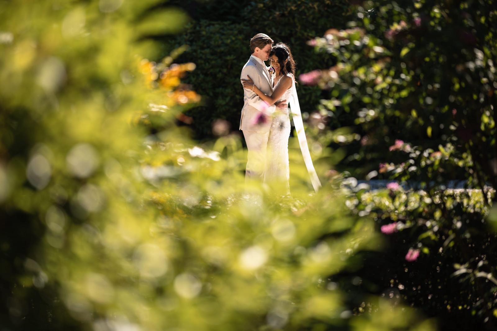 Foto moment bruidspaar bij kasteeltuin trouwfotograaf Paco van Leeuwen
