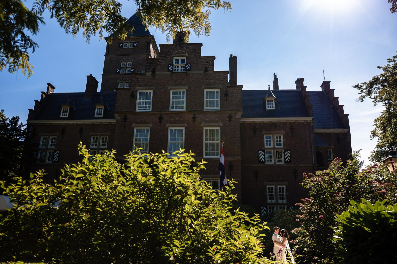 Foto moment bruidspaar bij kasteel trouwfotograaf Paco van Leeuwen