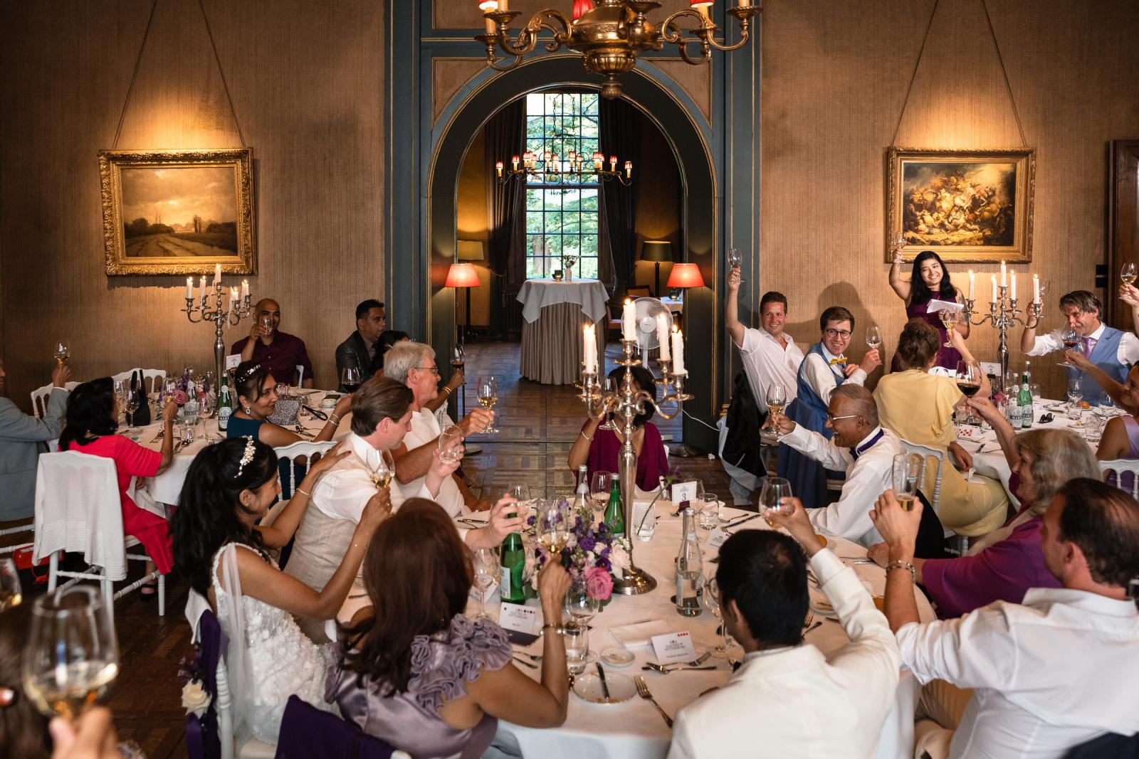 Speech moment vriendin tijdens het diner bij kasteel trouwfotograaf Paco van Leeuwen