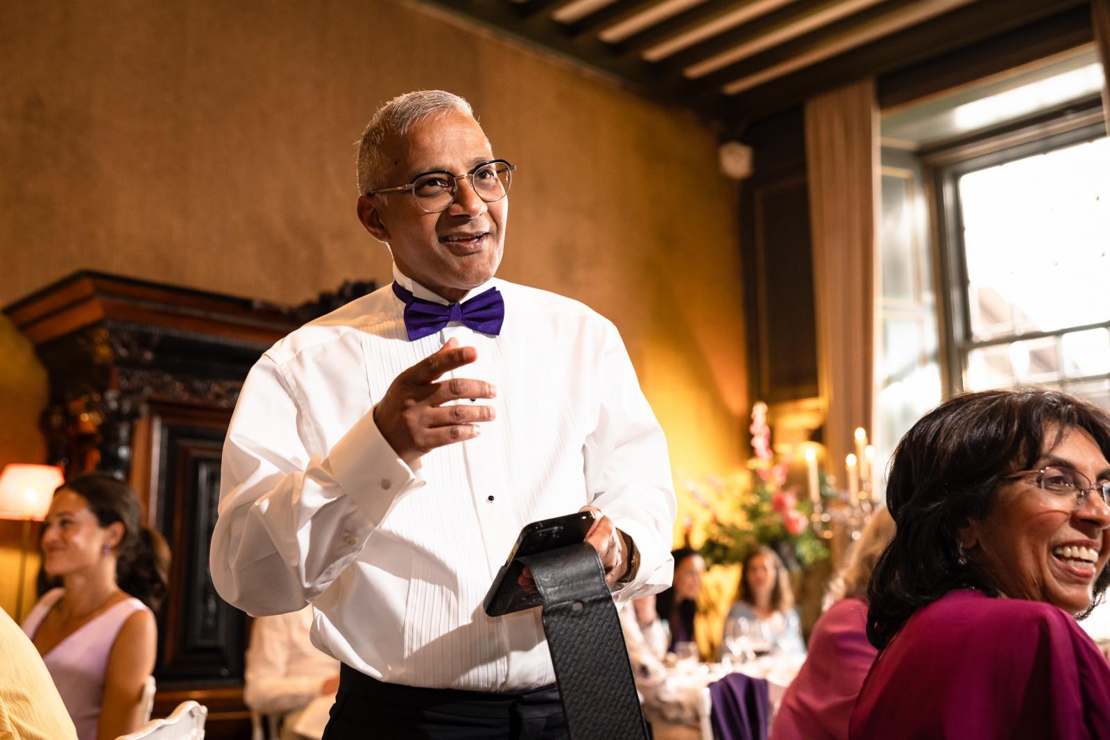 Speech moment vader tijdens het diner bij kasteel trouwfotograaf Paco van Leeuwen
