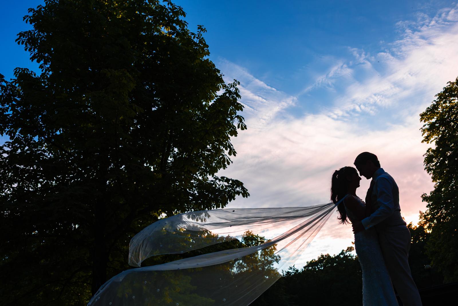 Silhoutte bruidspaar bij kasteel trouwfotograaf Paco van Leeuwen