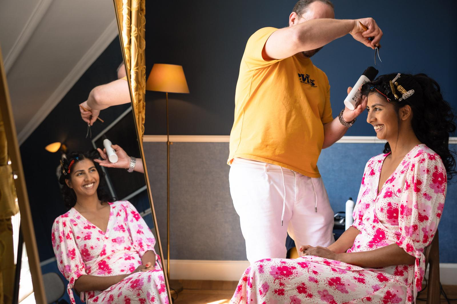 Voorbereidingen bruid in make-up in kasteel trouwfotograaf Paco van Leeuwen