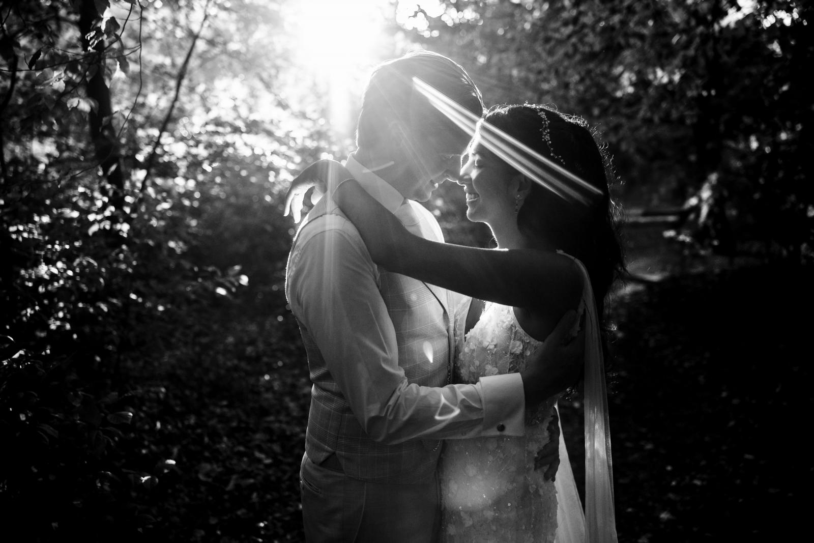 Romantische Golden Hour Fotomoment bruidspaar bij kasteel trouwfotograaf Paco van Leeuwen