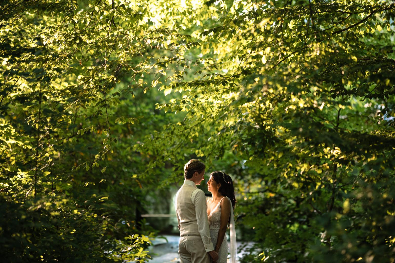 Golden Hour Fotomoment bruidspaar bij kasteel trouwfotograaf Paco van Leeuwen