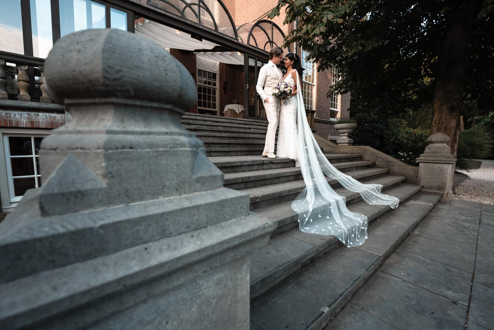 Golden Hour Fotomoment bruidspaar op kasteel trap trouwfotograaf Paco van Leeuwen