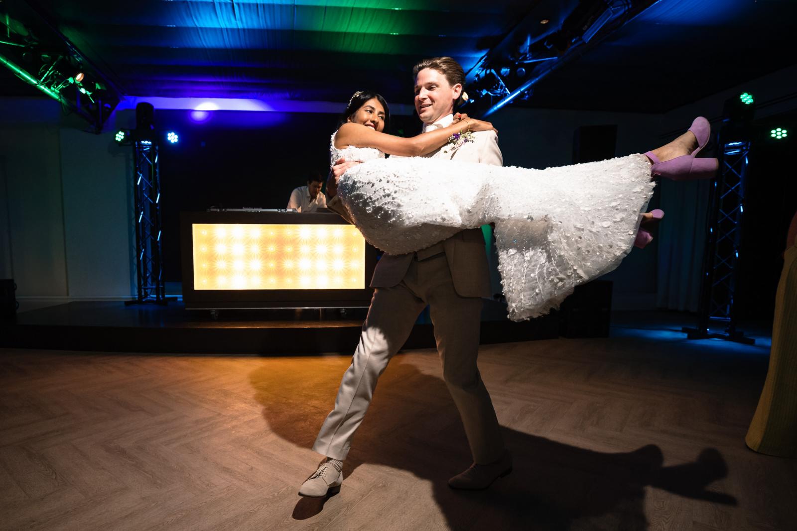 Eerste dans bruidspaar huwelijksfeest in kasteel Trouwfotograaf Paco van Leeuwen