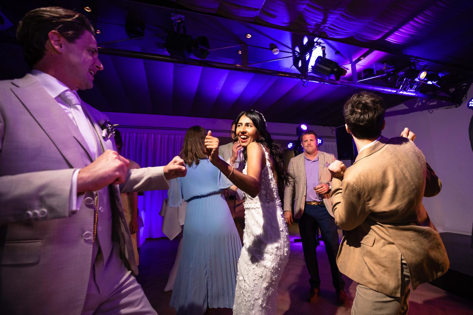 Dansend bruidspaar huwelijksfeest in kasteel Trouwfotograaf Paco van Leeuwen