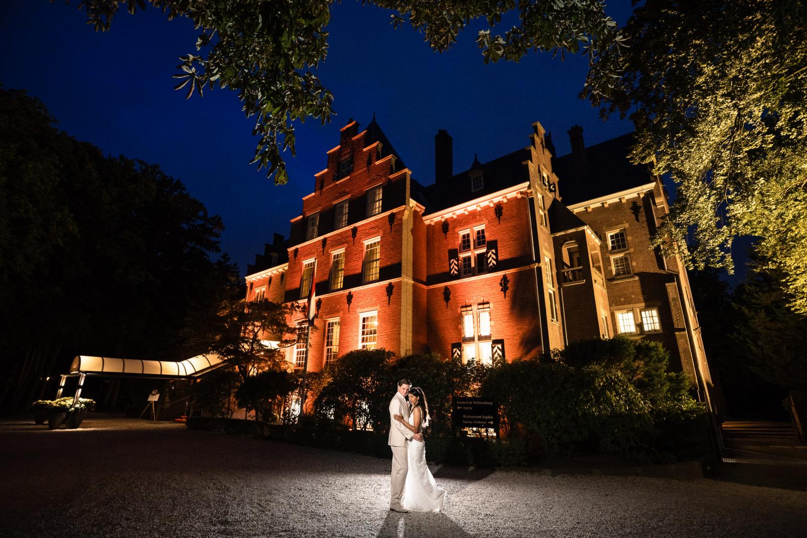 Creatieve avond shoot bruidspaar voor kasteel Trouwfotograaf Paco van Leeuwen