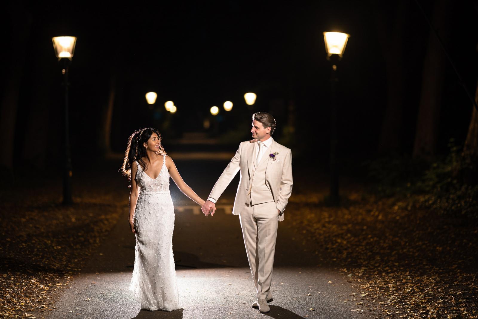 Creatieve avond shoot bruidspaar in kasteel Trouwfotograaf Paco van Leeuwen
