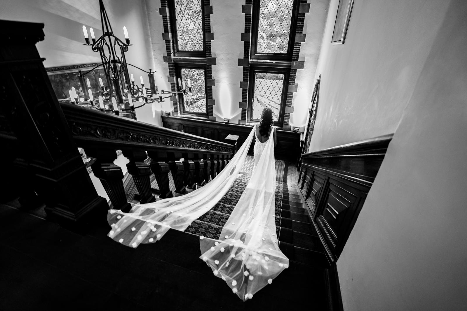 Frirstlook bruid loopt trap af in kasteel trouwfotograaf Paco van Leeuwen