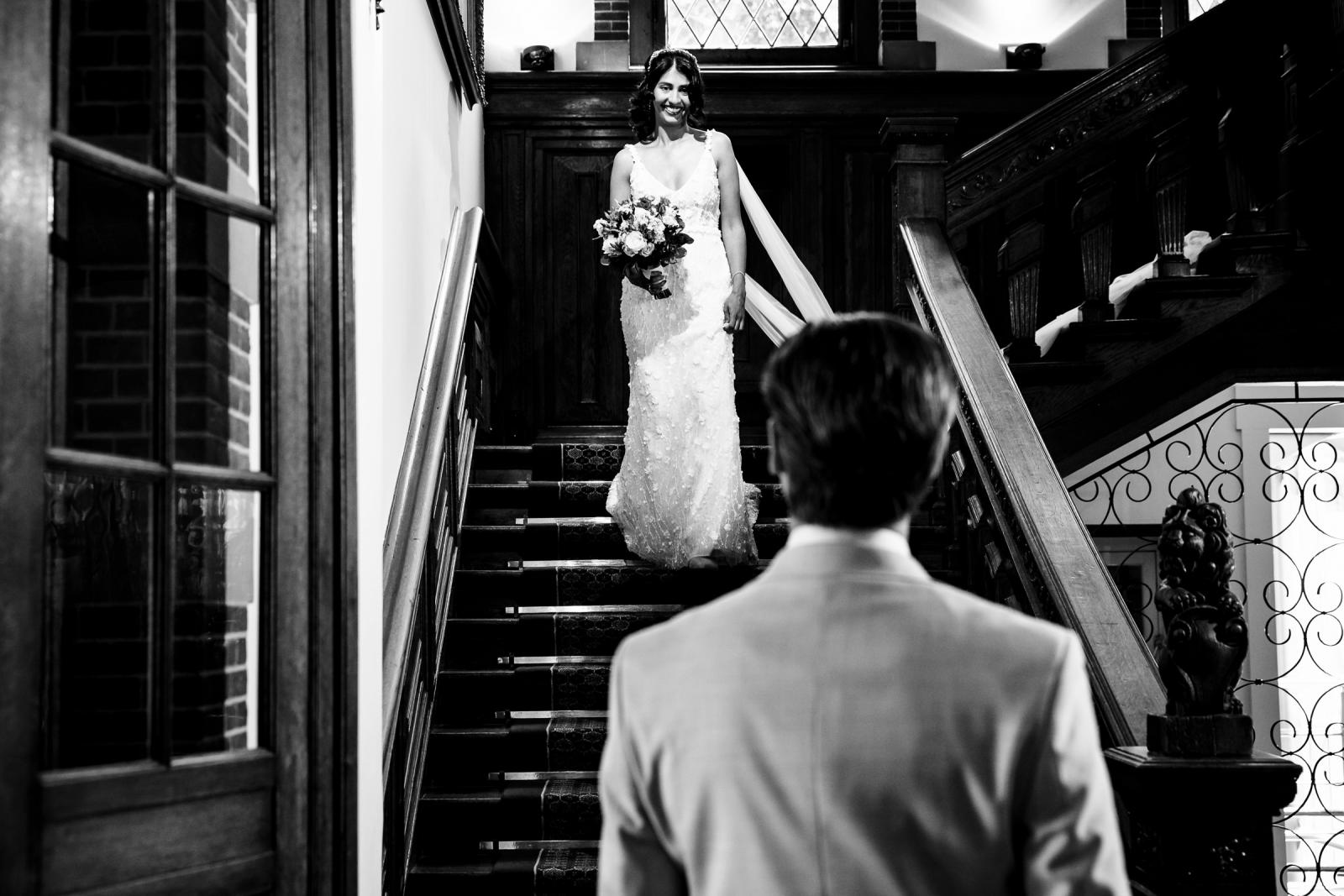 Firstlook op kasteel trap bruid loopt trap af trouwfotograaf Paco van Leeuwen