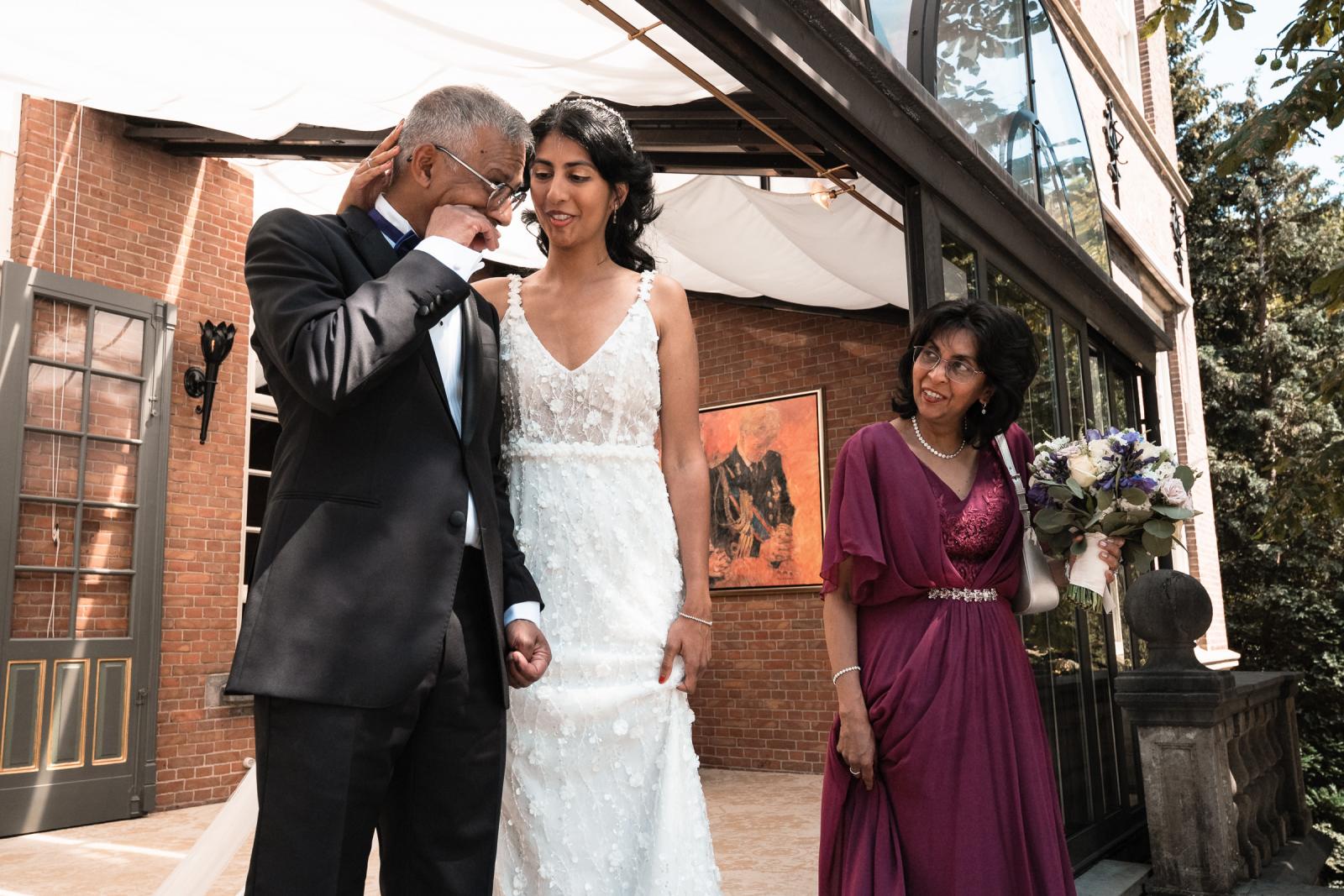 Emotionele firstlook met vader Trouwceremonie in kasteel trouwfotograaf Paco van Leeuwen