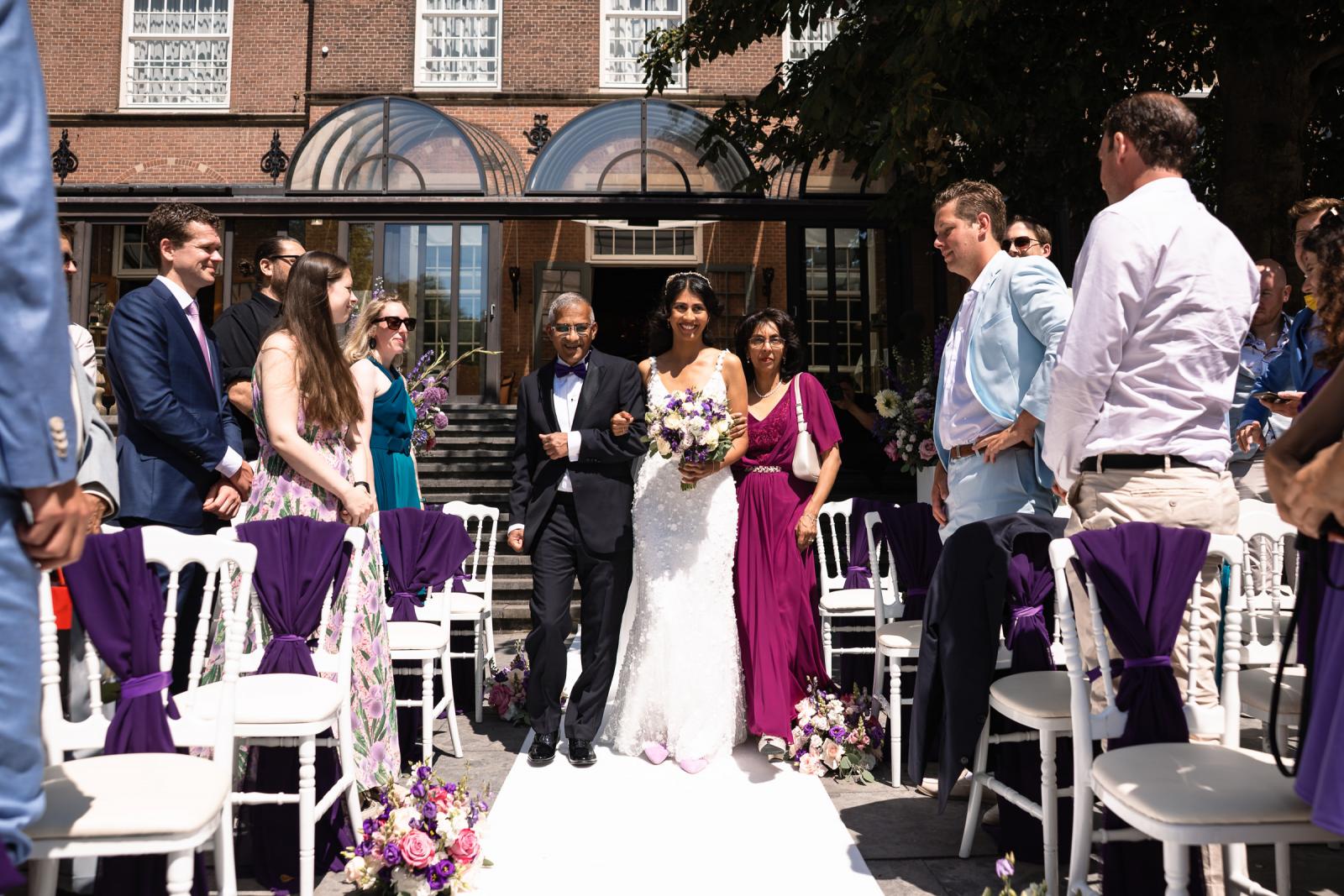 Trouwceremonie in kasteel bruid loopt met ouder op trouwfotograaf Paco van Leeuwen