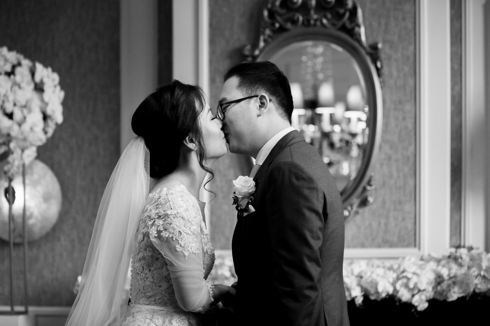 First kiss Chinees bruidspaar