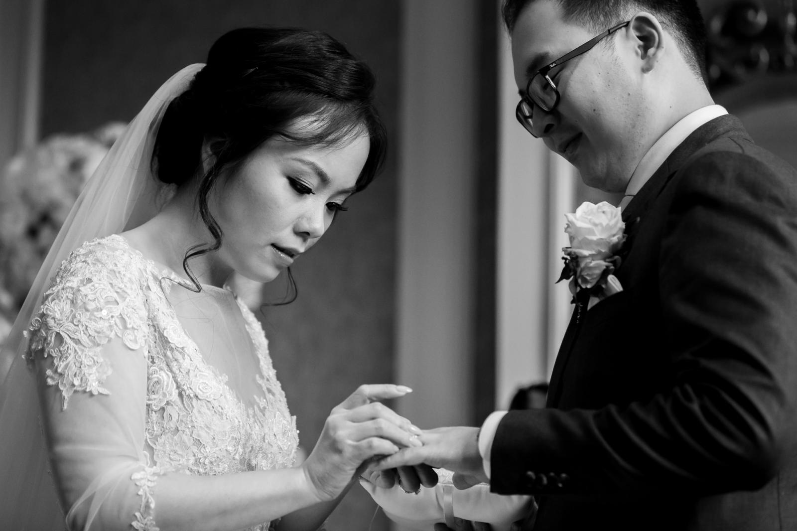 Ringen om doen Chinese bruidspaar