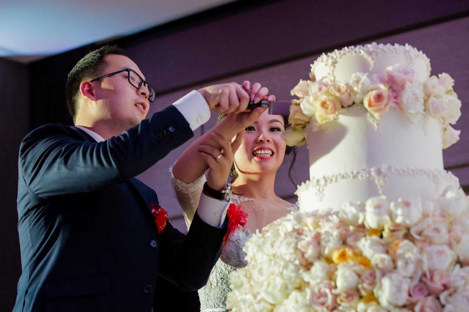 Chinese bruiloft taart moment aansnijden