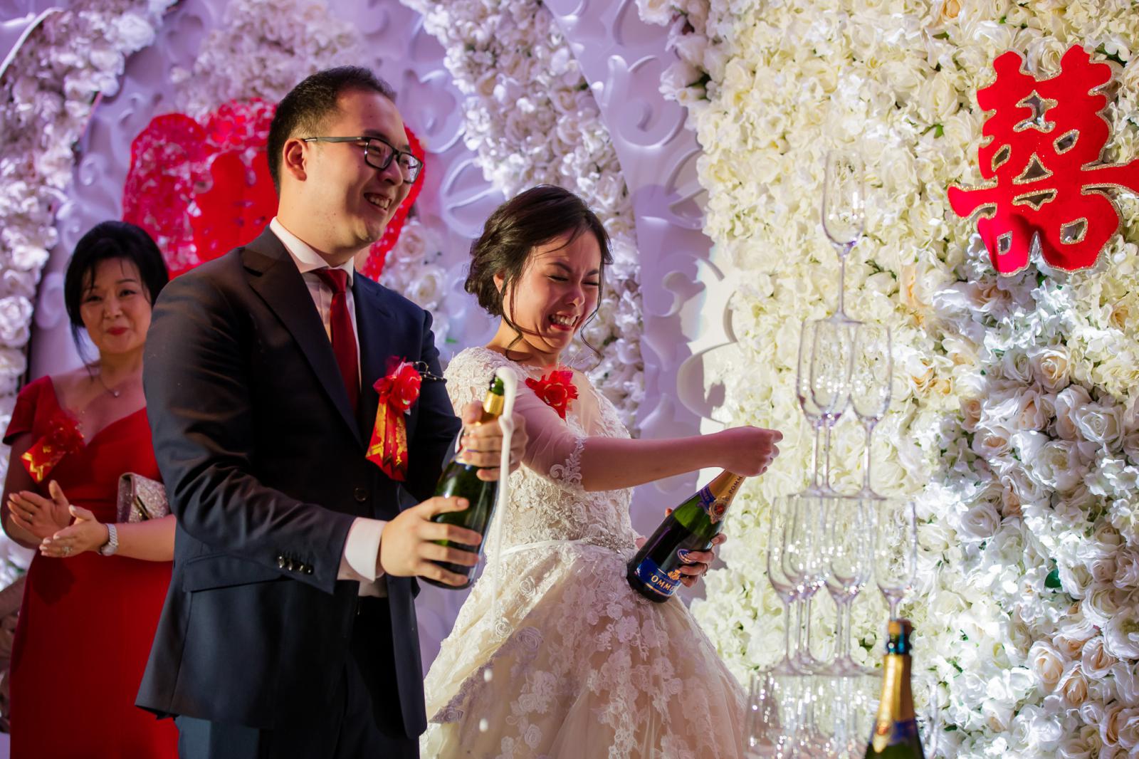 Chinese bruiloft champagne moment