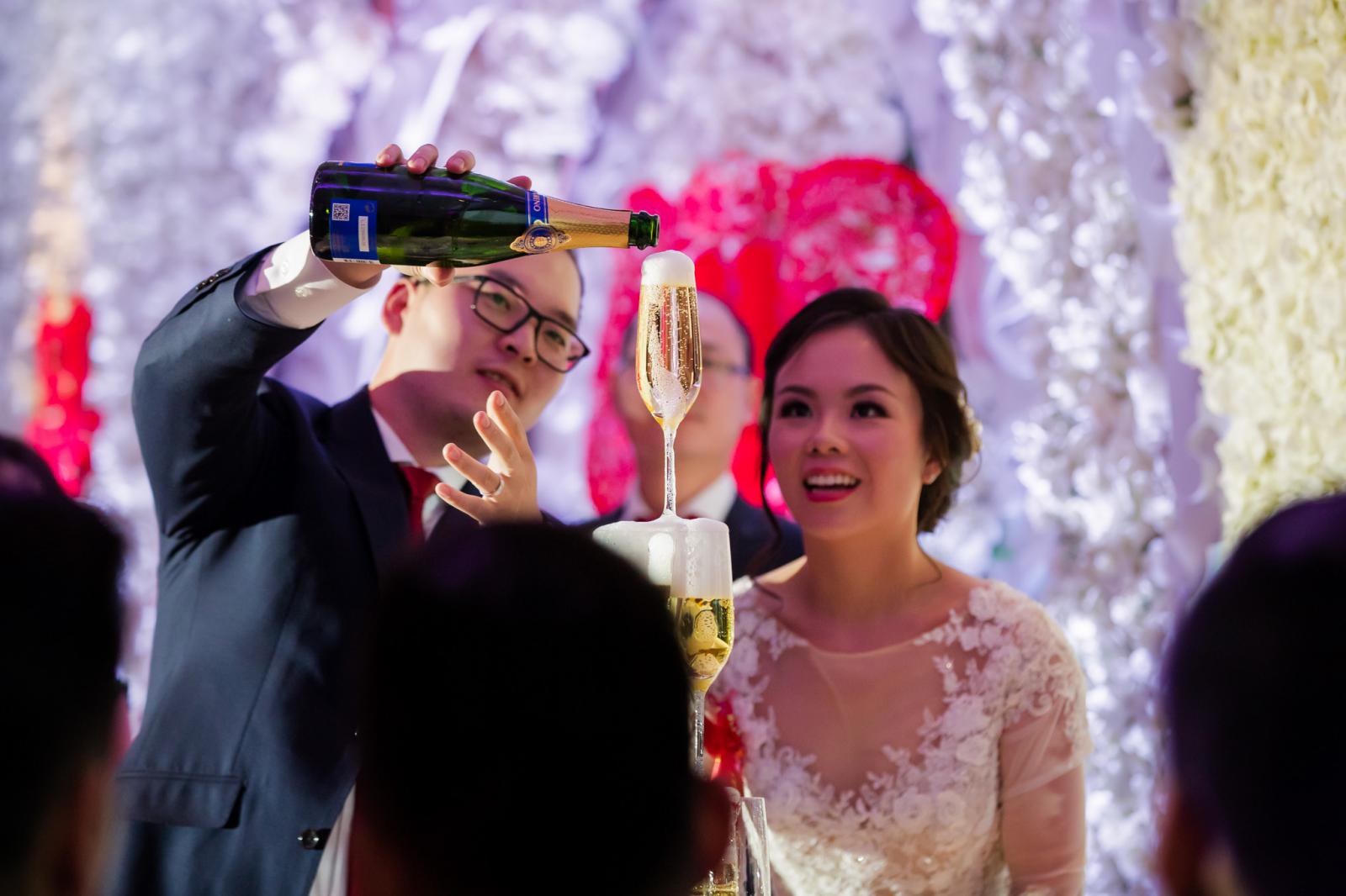 Chinese bruiloft proost moment champagne toren