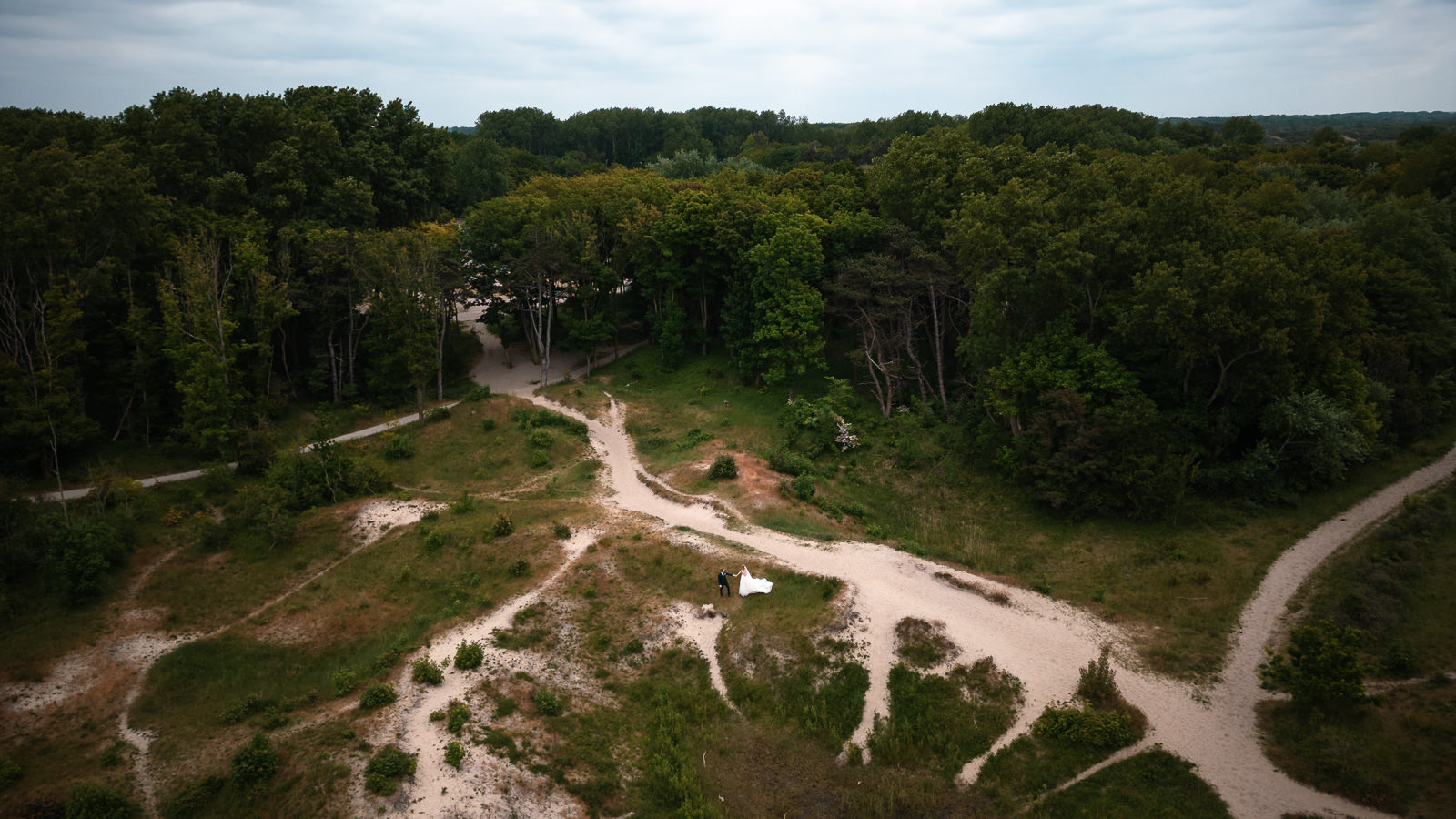 Drone foto van bruidspaar in de duinen Trouwfotograaf De Duinrand Oostvoorde