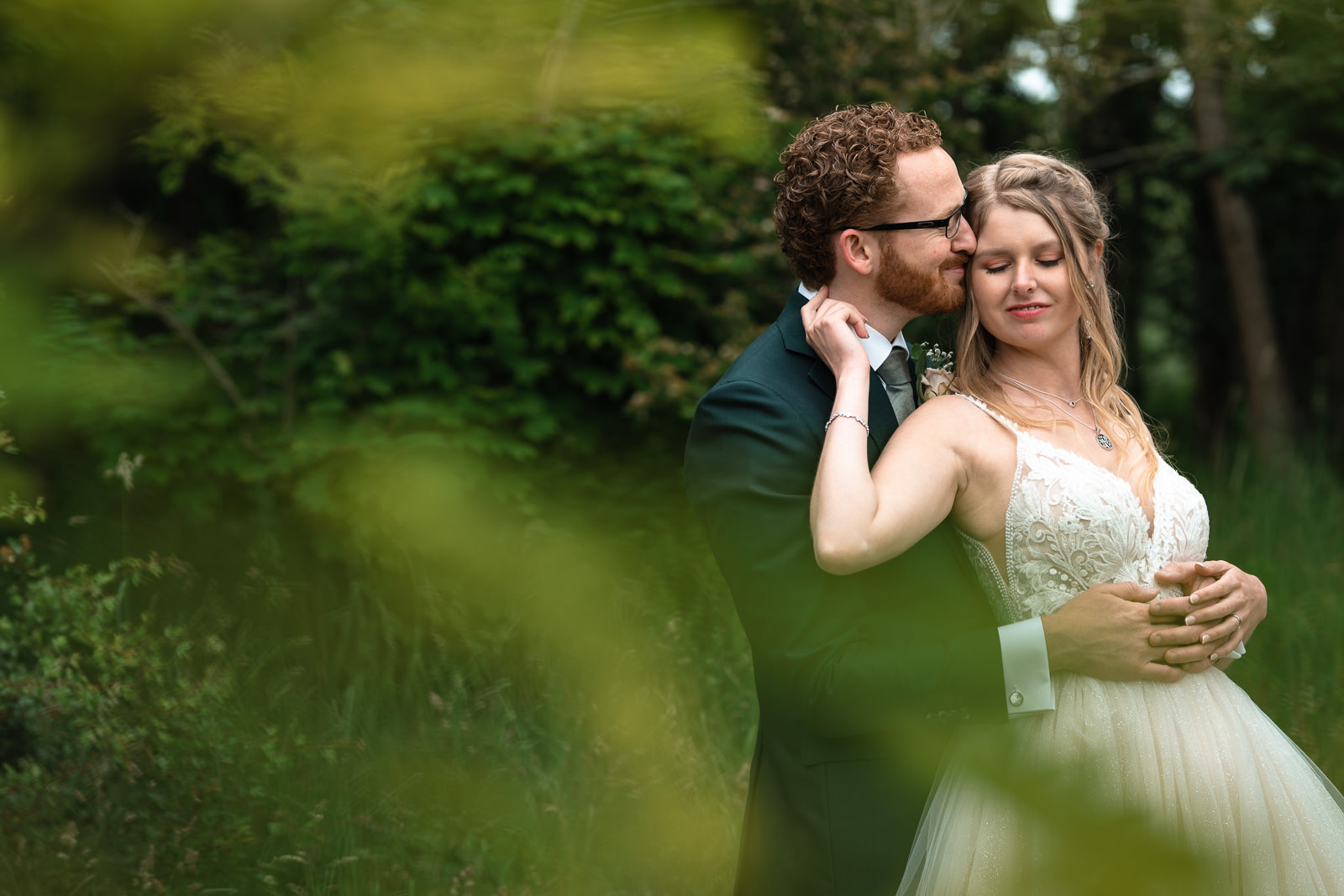 intiem moment bruidspaar Trouwfotograaf De Duinrand Oostvoorde