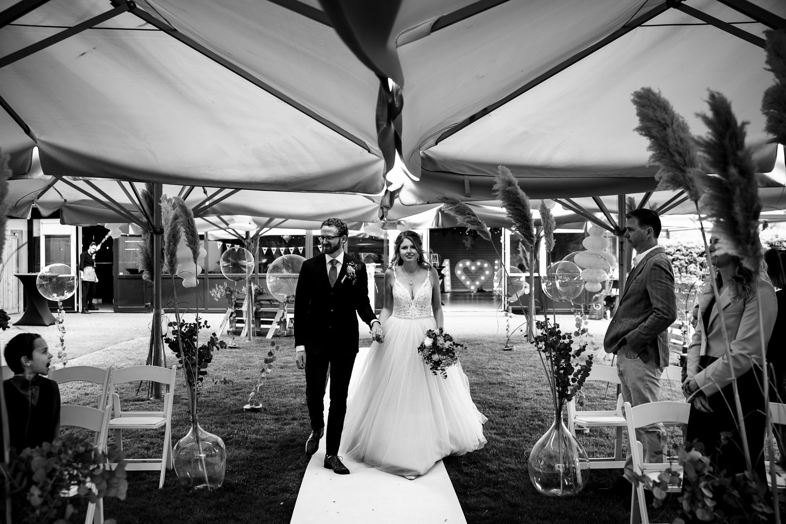 Bruidspaar loopt samen op voor de trouwceremonie bij De Duinrand Oostvoorne Trouwfotograaf De Duinrand Oostvoorde