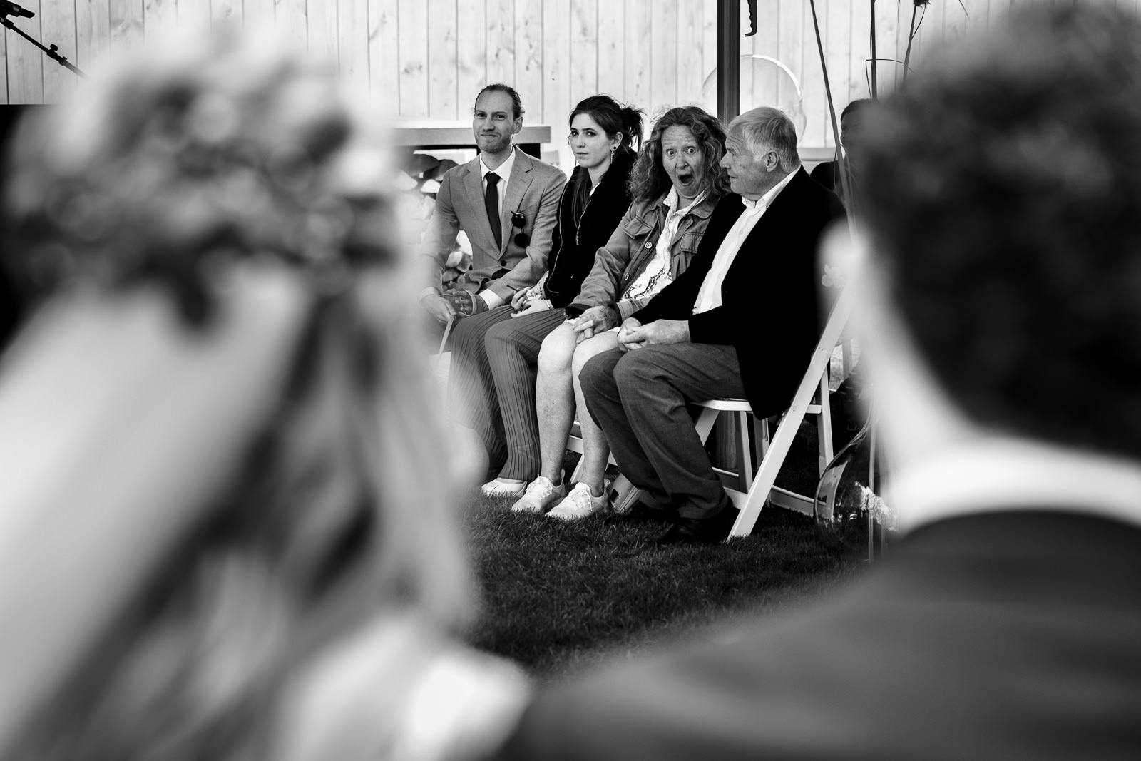 mooie reactie van moeder tijdens de ceremonie Trouwfotograaf De Duinrand Oostvoorde