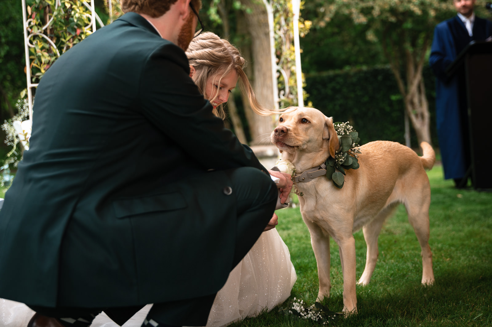 bruidspaar neemt de ringen over van hun hond Trouwfotograaf De Duinrand Oostvoorde