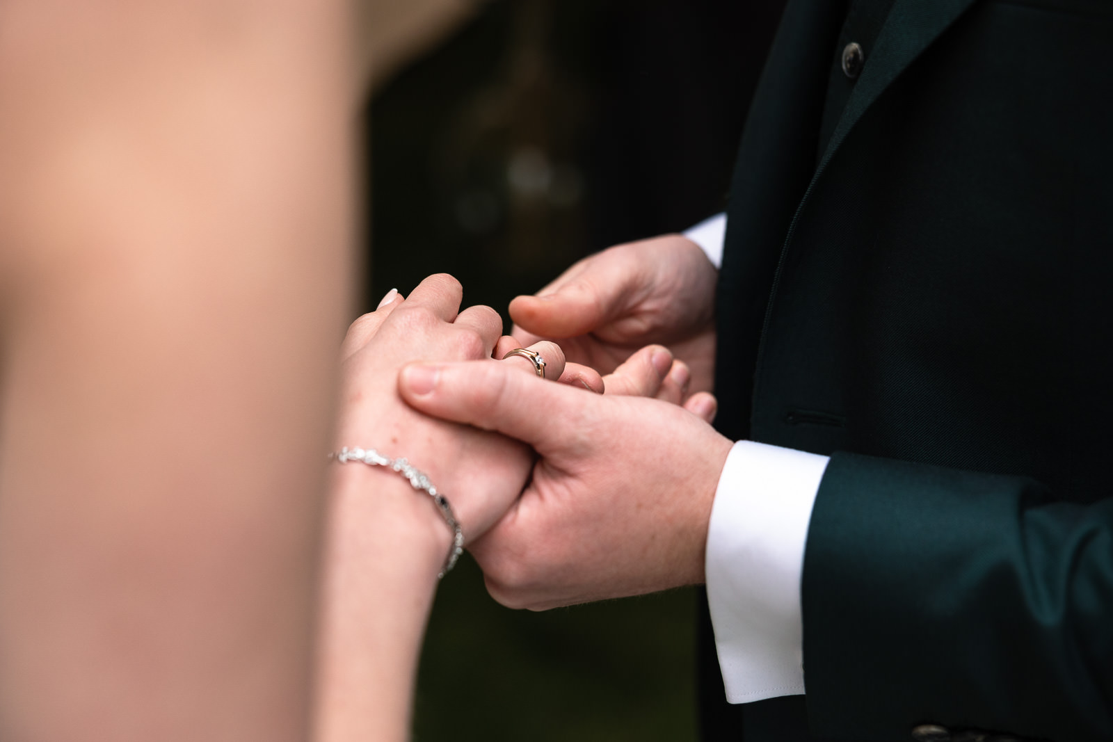 Ringmoment bruidspaar Trouwfotograaf De Duinrand Oostvoorde