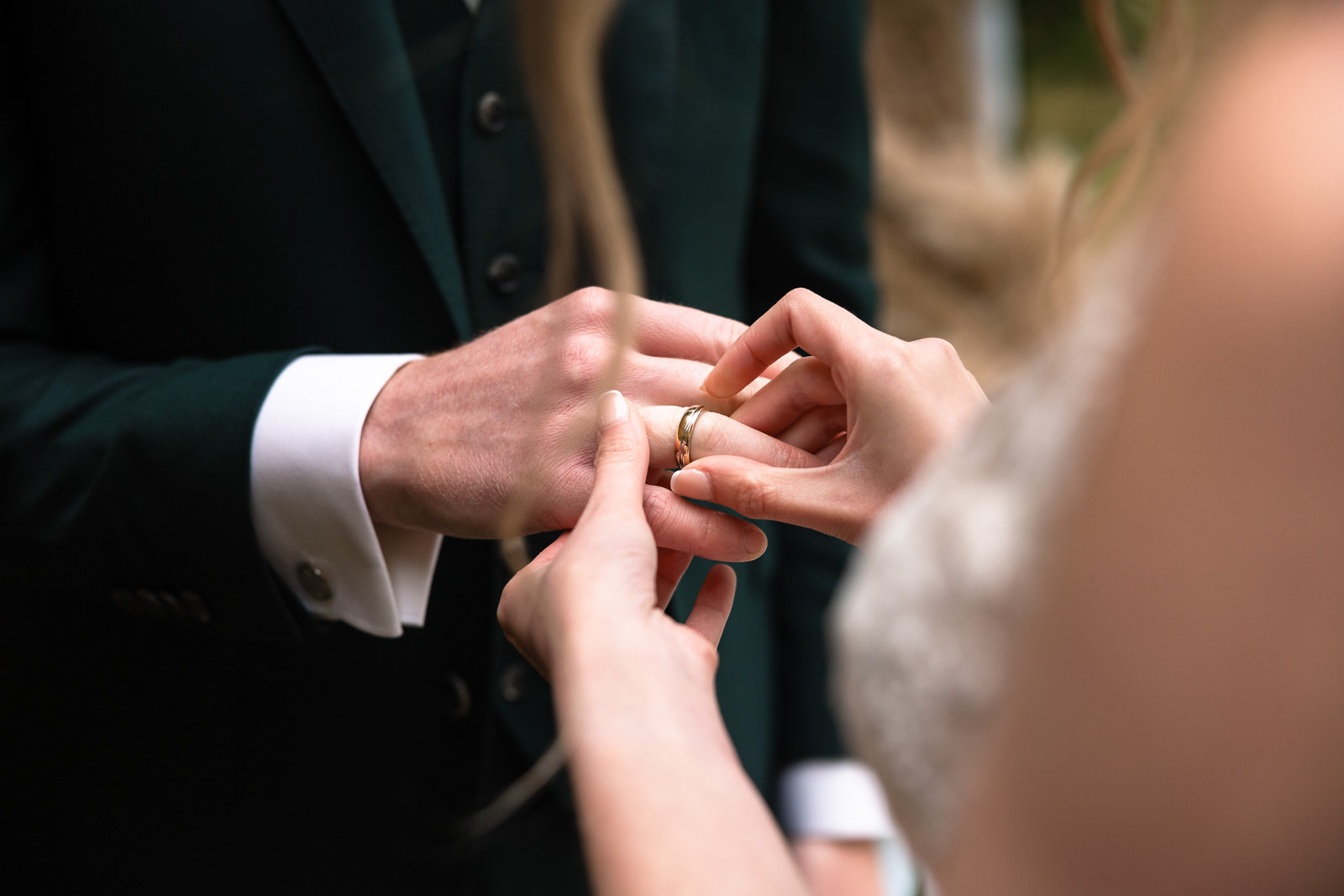 Ringmoment bruidspaar tijdens ceremonie Trouwfotograaf De Duinrand Oostvoorde