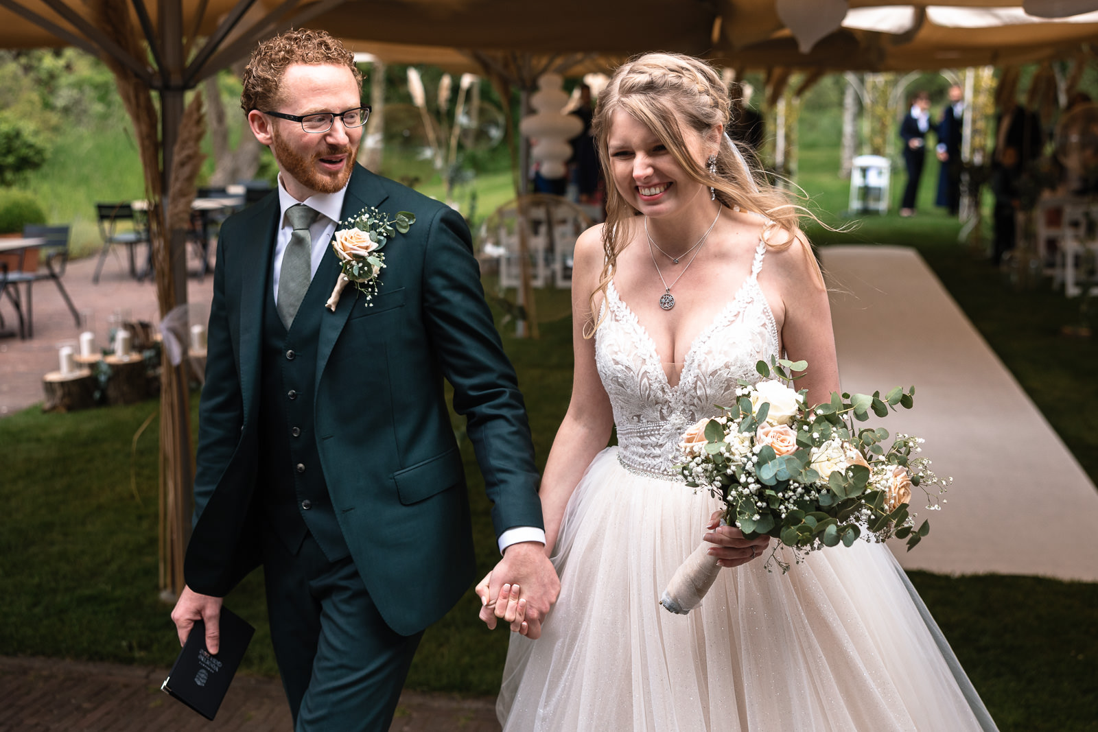 Net getrouwd bruidspaar verlaat de ceremonie Trouwfotograaf De Duinrand Oostvoorde