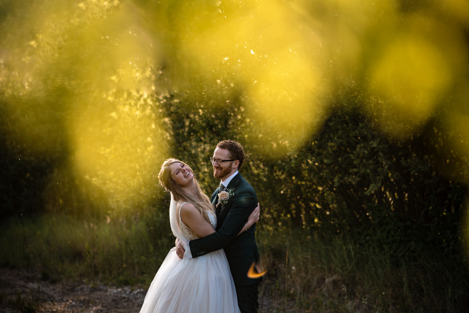 bruid en bruidegom lachen tijdens zonsondergang shoot Trouwfotograaf De Duinrand Oostvoorde
