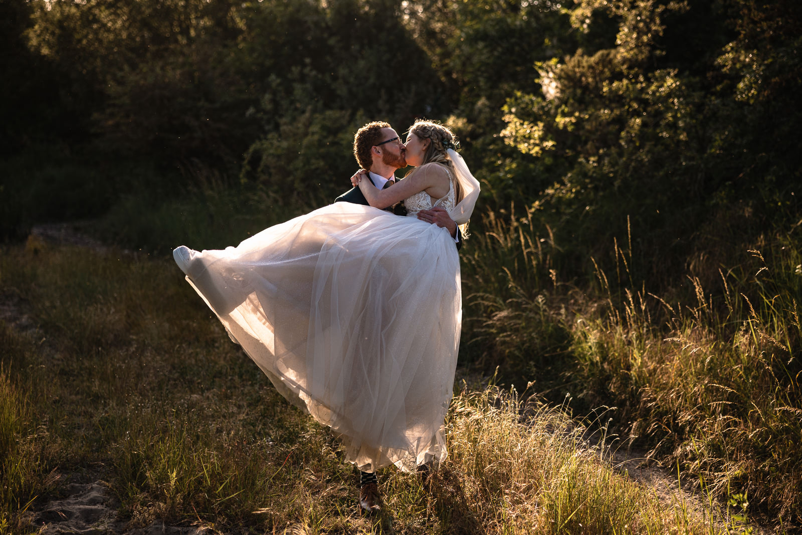 Bruidegom til bruid op tijdens zonsondergang fotoshoot Trouwfotograaf De Duinrand Oostvoorde