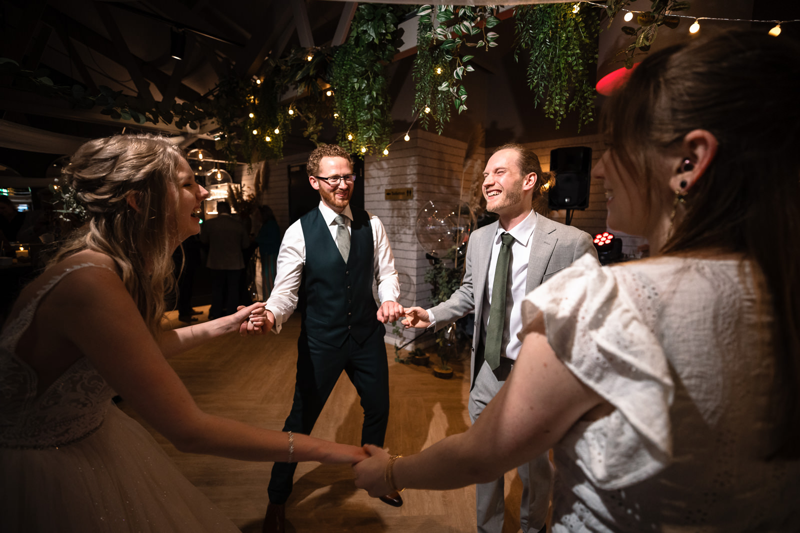 bruidspaar danst met vrienden Trouwfotograaf De Duinrand Oostvoorde