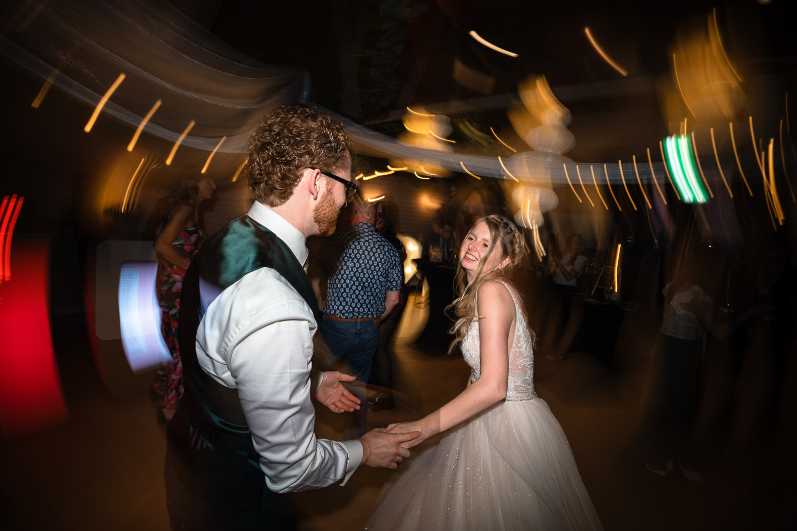 Bruidspaar dans samen Trouwfotograaf De Duinrand Oostvoorde