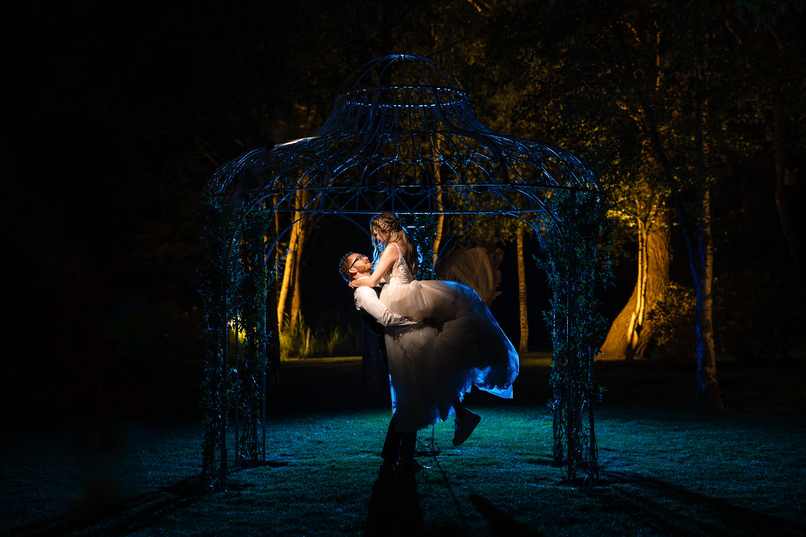 Creatieve avond foto bruidspaar bij prieel Trouwfotograaf De Duinrand Oostvoorne