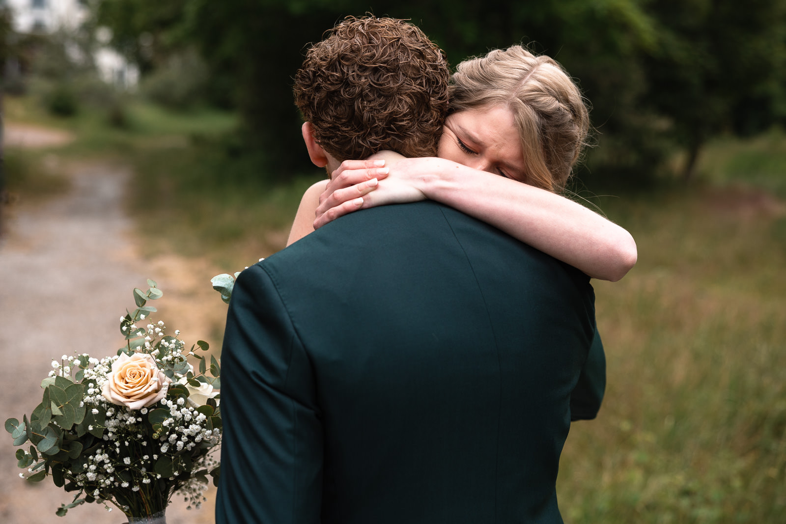 Emotionele firstlook bruidspaar Trouwfotograaf De Duinrand Oostvoorde