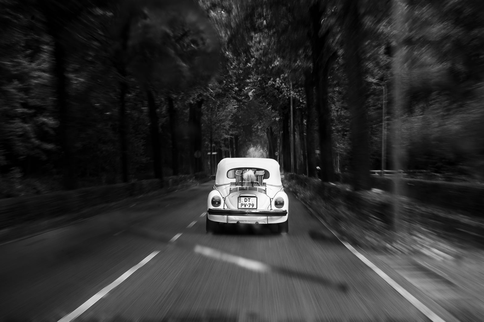 Bruidspaar in trouwauto naar herfst fotoshoot Trouwfotograaf Den Haag Paco van Leeuwen