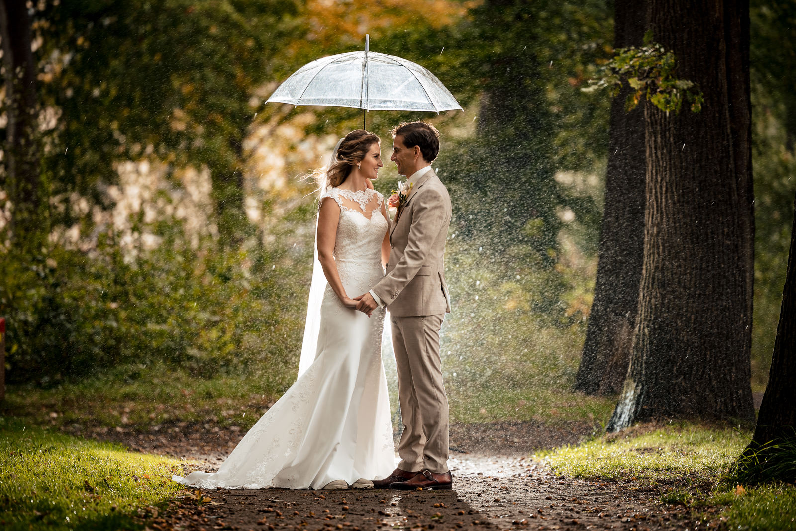 Herfstbruiloft fotoshoot in de regen Trouwfotograaf Den Haag Paco van Leeuwen