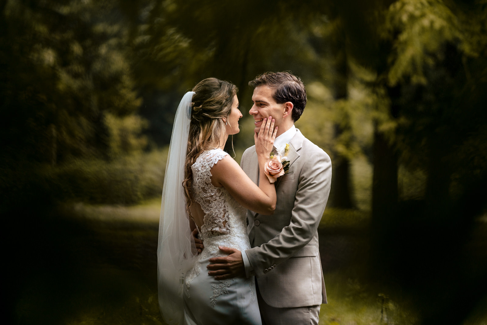 Herfstbruiloft fotoshoot bruidspaar in het bos Trouwfotograaf Den Haag Paco van Leeuwen