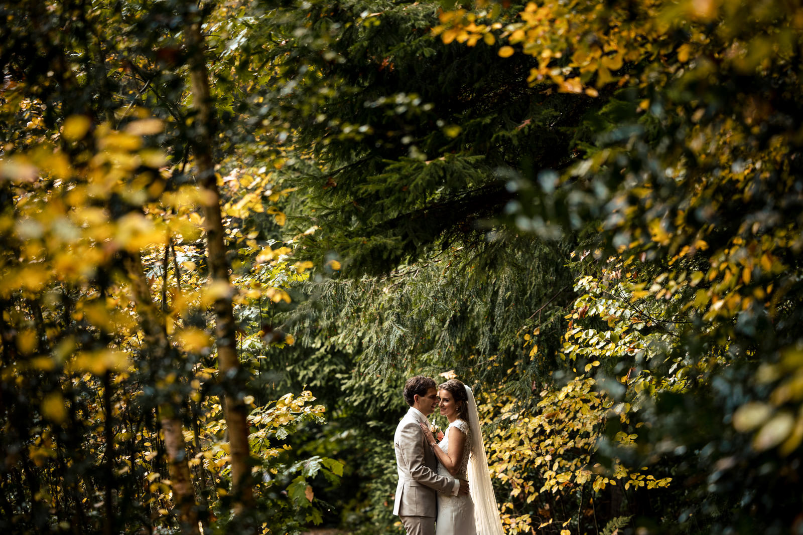 Herfstbruiloft fotoshoot in het bos Trouwfotograaf Den Haag Paco van Leeuwen