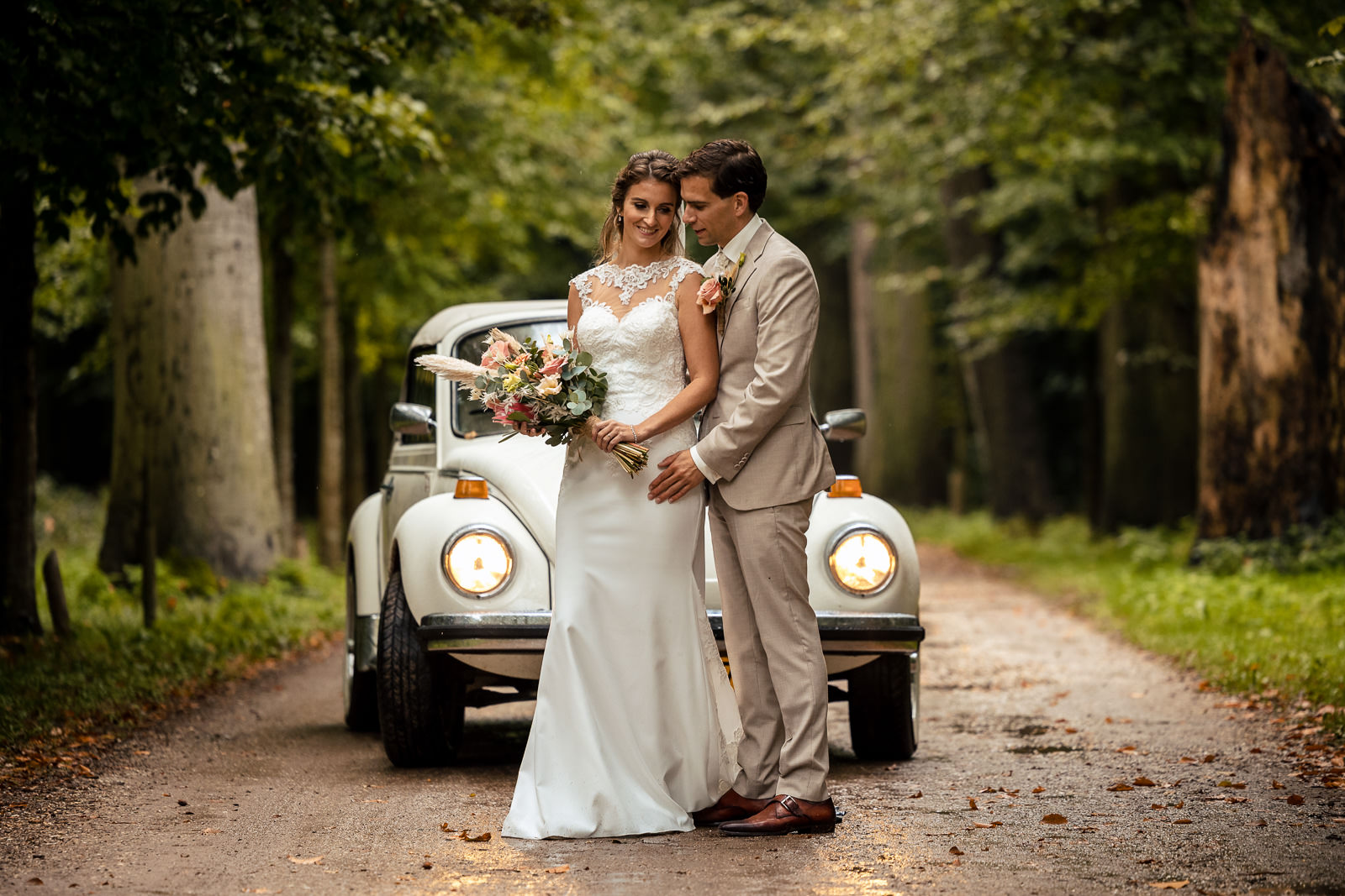 Herfstbruiloft fotoshoot bij de trouwauto Trouwfotograaf Den Haag Paco van Leeuwen