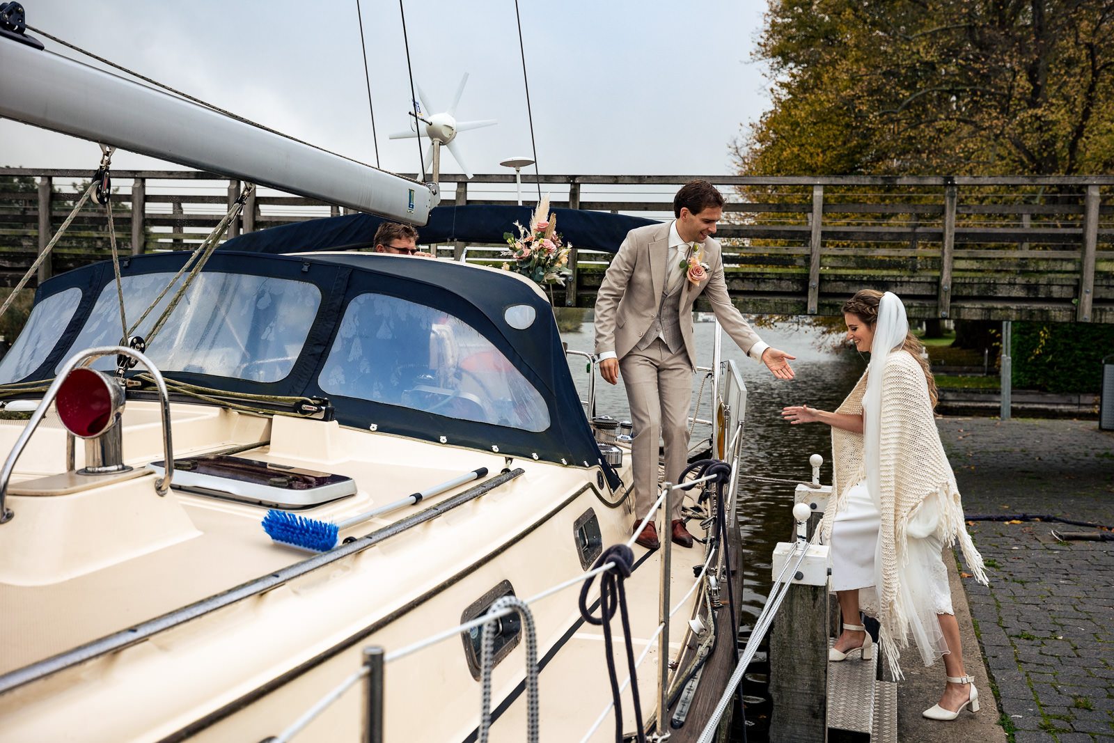 Herfstbruiloft bruiloft stap op de boot naar de trouwlocatie Trouwfotograaf Den Haag Paco van Leeuwen