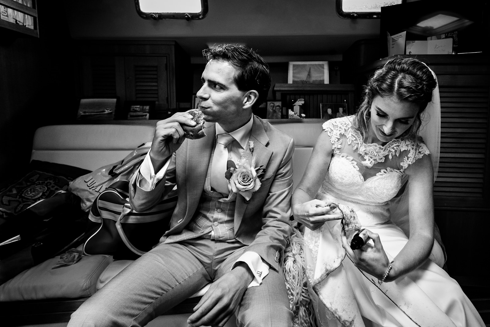 Herfstbruiloft bruiloft bruid maakt de jurk schoon Trouwfotograaf Den Haag Paco van Leeuwen